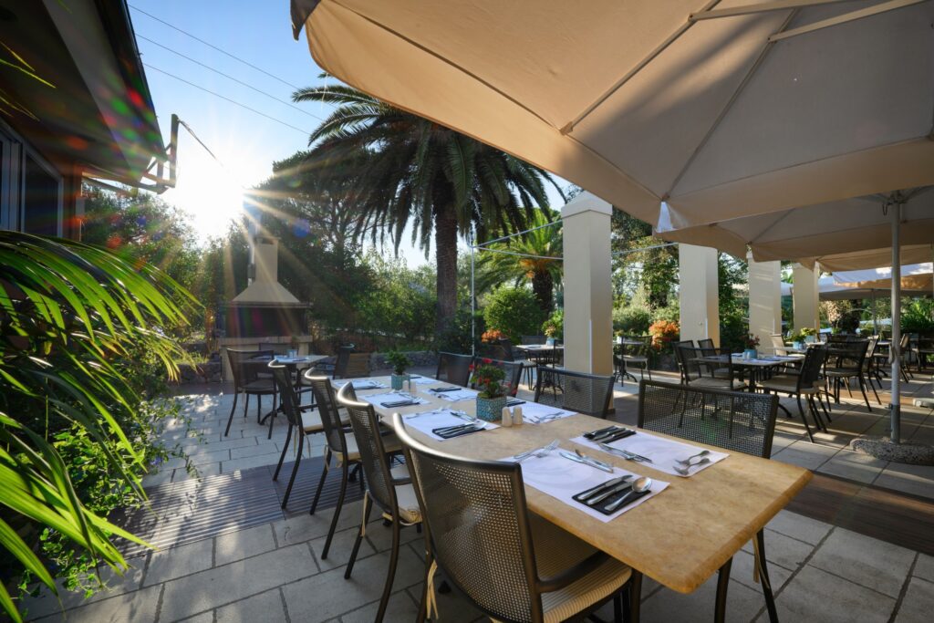 Terrace dining in the gardens at Art Hotel Debono